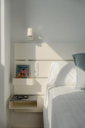 a bedroom with a bed and a table with glasses on it at Almar Suites Daimús in Daimuz
