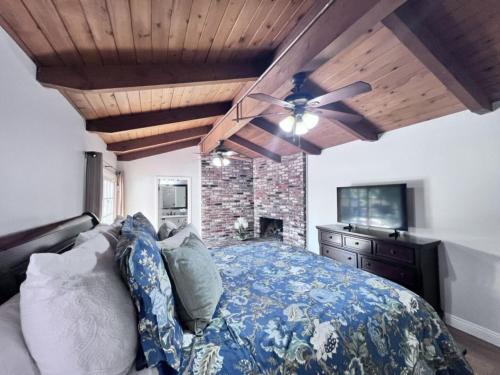 a bedroom with a bed and a ceiling fan at Anaheim California, Beautiful Pool Home, Short Walk to Disney in Anaheim