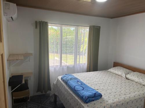a bedroom with a bed and a window at Casa Isabella in Ángeles