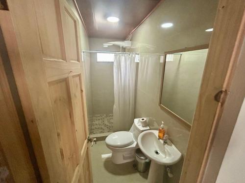 a small bathroom with a toilet and a sink at Casa Isabella in Ángeles