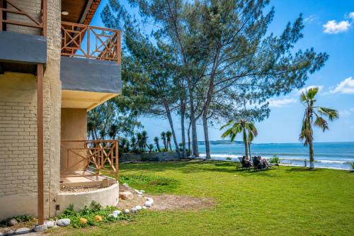a view of the beach from the side of a house at HANNA Búzios Al Mare Hotel in Búzios
