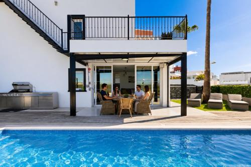 Modern 3BR Villa Heated Pool &Sea View Costa Adeje