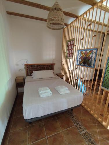 a bedroom with a bed with two towels on it at Casita La Cometa in Ruidera