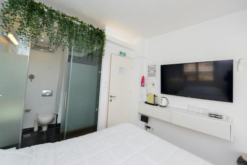 Acropolis area small studio with Hot tub and terrace view