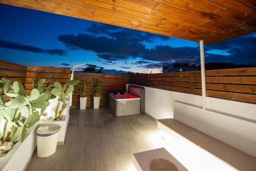 Acropolis area small studio with Hot tub and terrace view