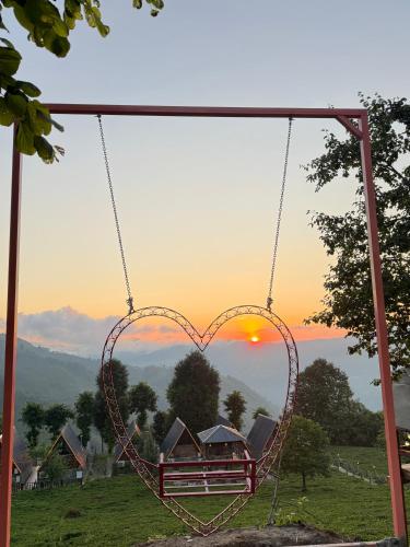 a heart swing with the sunset in the background at RİZE SERENİTY BUNGALOV in Rize