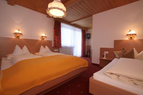 ein Hotelzimmer mit 2 Betten in einem Zimmer in der Unterkunft Gmünderklause in Gerlos
