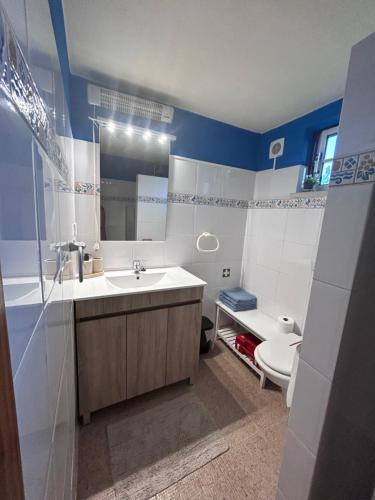 a bathroom with a sink and a toilet at Quinta Inge in Paio Mendes