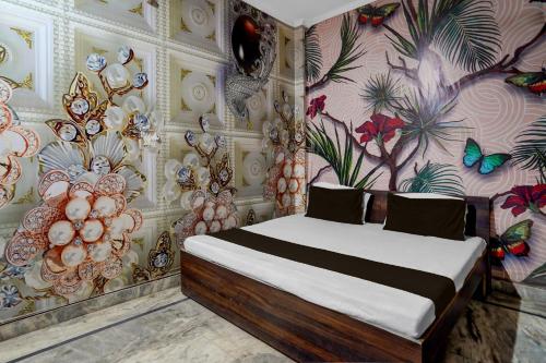 a bedroom with a bed with a colorful wall at Hotel O Refinery Road Panipat Formerly Quinn in Pānīpat