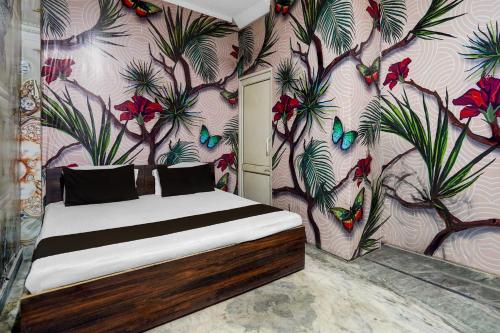 a bedroom with a bed with a floral wallpaper at Hotel O Refinery Road Panipat Formerly Quinn in Pānīpat