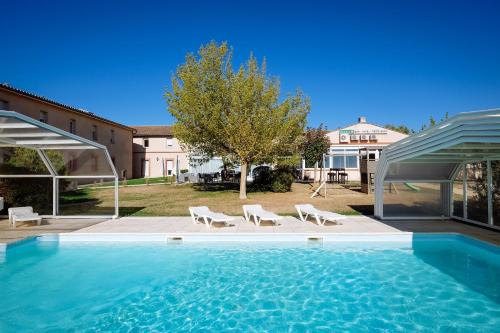 Bazén v ubytování Logis Hôtel - Auberge du Pastel - Hôtel 3 étoiles et Restaurant nebo v jeho okolí
