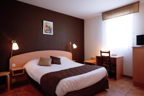 Postel nebo postele na pokoji v ubytování Logis Hôtel - Auberge du Pastel - Hôtel 3 étoiles et Restaurant