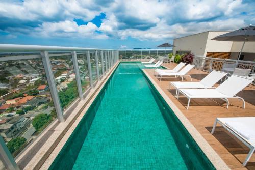 a swimming pool on the roof of a building at Promenade Fusion Itaguaí in Itaguaí