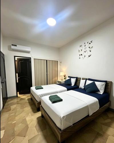 a bedroom with two beds and a room with at Departamento 2B 3 dormitorios, 2A 2 dormitorios in Manta