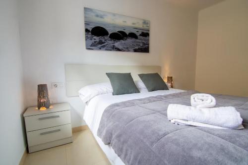 a bedroom with two beds with towels and a night stand at Casa de Los Maestros in Bicorp