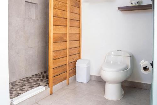 a bathroom with a toilet and a shower at Hotel Boutique Mura in Cancún