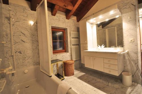 Kylpyhuone majoituspaikassa Haus Tiefbach - Apartment Cervino