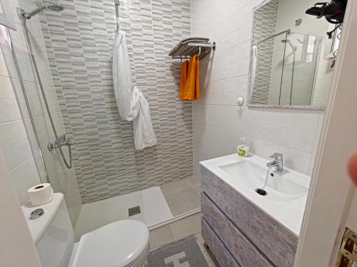 a bathroom with a sink and a toilet and a shower at Casa Kevin in Puerto de Mogán