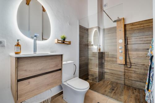 a bathroom with a toilet and a shower at ōku in Monchique