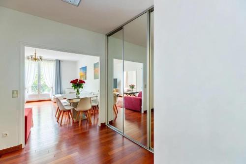 Arc de Triomphe View - Sleeps 7 - Elegant 1BR - Terrace