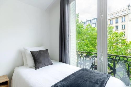 Arc de Triomphe View - Sleeps 7 - Elegant 1BR - Terrace