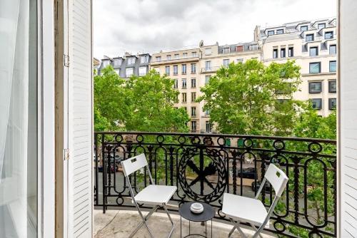 Arc de Triomphe View - Sleeps 7 - Elegant 1BR - Terrace