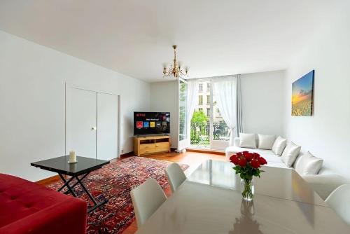 Arc de Triomphe View - Sleeps 7 - Elegant 1BR - Terrace