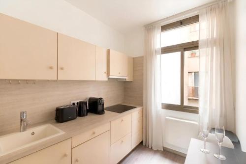 Arc de Triomphe View - Sleeps 7 - Elegant 1BR - Terrace