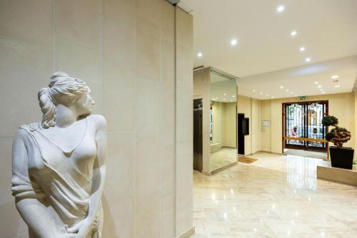 Arc de Triomphe View - Sleeps 7 - Elegant 1BR - Terrace