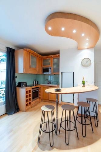 Elegant 2BR - Sleeps 7 - Walk to Arc de Triomphe