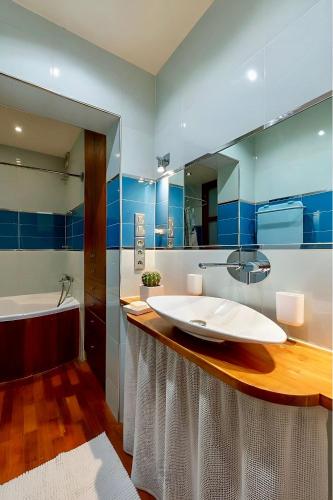 Elegant 2BR - Sleeps 7 - Walk to Arc de Triomphe
