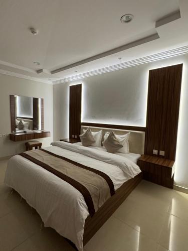 a large bedroom with a large bed in it at أوركيد بالاس للشقق المخدومة in Riyadh