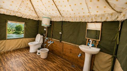 a bathroom with a tent with a sink and a toilet at GUREZ LUXURY Resort by GRITTI CASTLE in Wāmpor