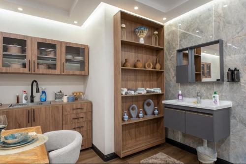 a bathroom with a sink and a counter with a mirror at جناح اميري in Ash Shishah