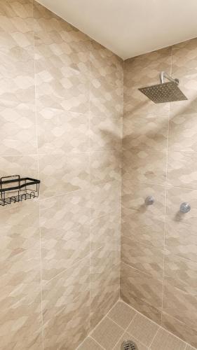 ein Badezimmer mit Dusche und Sitzbank in der Unterkunft Casa Aoi Ideal para empresas y grupos de trabajo in Pachuca de Soto