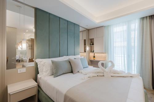 ein Schlafzimmer mit einem großen weißen Bett und einem großen Fenster in der Unterkunft Pasitea in Terrasini