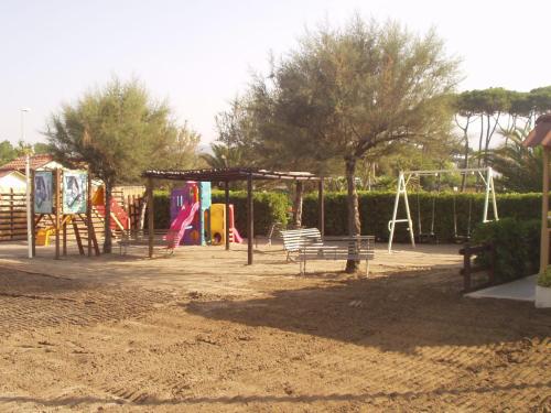 Ein Kinderspielbereich in der Unterkunft Parco Vacanze Camping Sogno