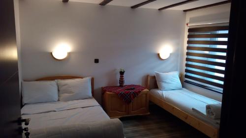 een kleine kamer met 2 bedden en een raam bij Guesthouse Orlovo in Orlovo