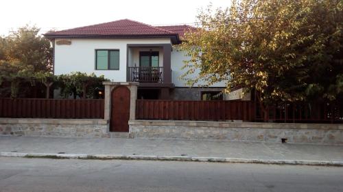 Το κτήριο όπου στεγάζεται  η παραθεριστική κατοικία