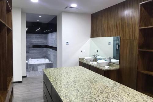 a bathroom with two sinks and a large mirror at Hotel EJM PREMIUM in Irapuato