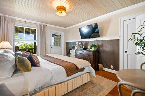 a bedroom with a large bed and a table at Historic Riverview Inn Three in Chattanooga