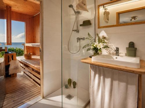 a bathroom with a shower and a sink at Villa Silvio Relais in Civitanova Alta