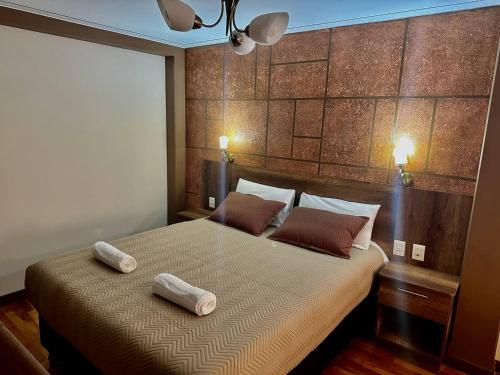 a bedroom with a bed with two towels on it at Esmeralda con altura in Callampaya