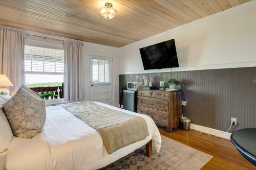 a bedroom with a bed and a television on the wall at Historic Riverview Inn Five in Chattanooga