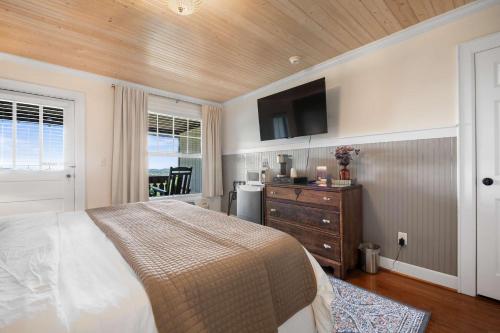 a bedroom with a bed and a tv on the wall at Historic Riverview Inn Six in Chattanooga