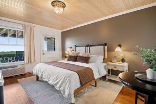 a bedroom with a large bed and a window at Historic Riverview Inn Seven in Chattanooga