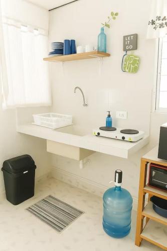 a kitchen with a counter with a blue bottle on the floor at Villa Bonita Torre 11 3 in Cozumel
