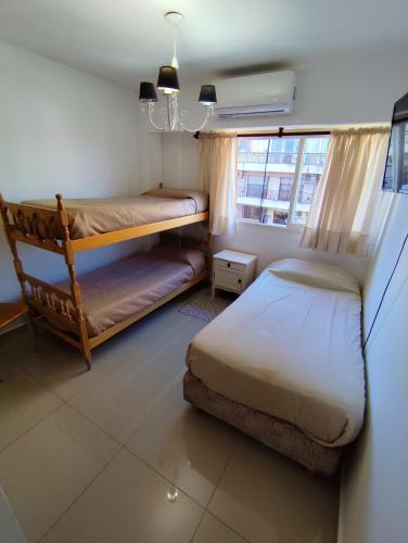 a bedroom with two bunk beds and a window at Depto céntrico de 3 habitaciones y cochera in Rosario