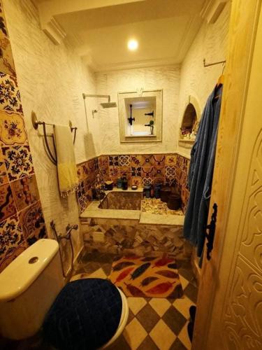 a bathroom with a toilet and a sink in it at La maison des oliviers in Houmt Souk