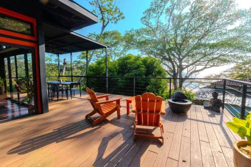 a deck with two chairs and a table on it at Villa Noelia by Embera Collection in Saboga
